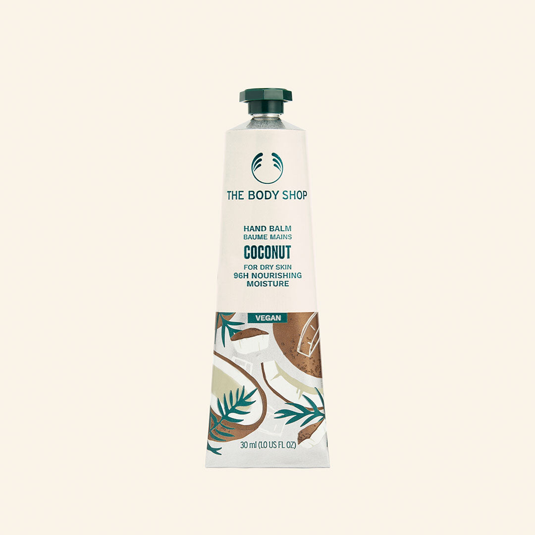 Imagen de crema de manos de coco en envase de 30 ml, con textura ligera en crema gel, diseñada para hidratar y proteger manos secas, formulada con ingredientes naturales como aceite de coco virgen ecológico de Samoa y manteca de karité de Ghana, en un envase reciclado y reciclable, con aroma cremoso y tamaño de viaje para cuidado portátil