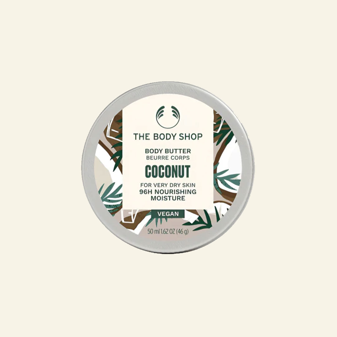 Imagen de un frasco de 50 ml de Body Butter de Coco, con textura cremosa y color blanco, diseñado para hidratar, calmar y nutrir piel seca y sensible, elaborado con ingredientes naturales como manteca de karité, aceite de coco orgánico y aceite de babasú, en envase sostenible reciclado y certificado vegano