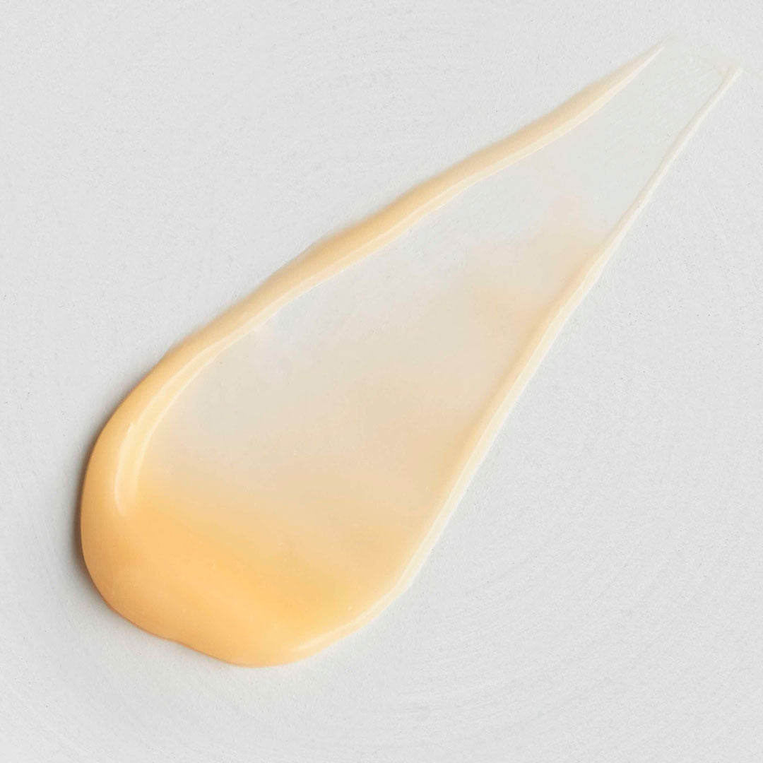 Imagen de la manteca corporal Satsuma de 400 ml, con textura cremosa y fresca, que destaca por su color dorado suave, ideal para hidratar y nutrir la piel con ingredientes naturales como manteca de karité, aceite de satsuma, aceite de semilla de sésamo y aceite de babasú, en un envase sostenible elaborado con plástico 100% reciclado, certificada vegana y diseñada para brindar 96 horas de hidratación profunda