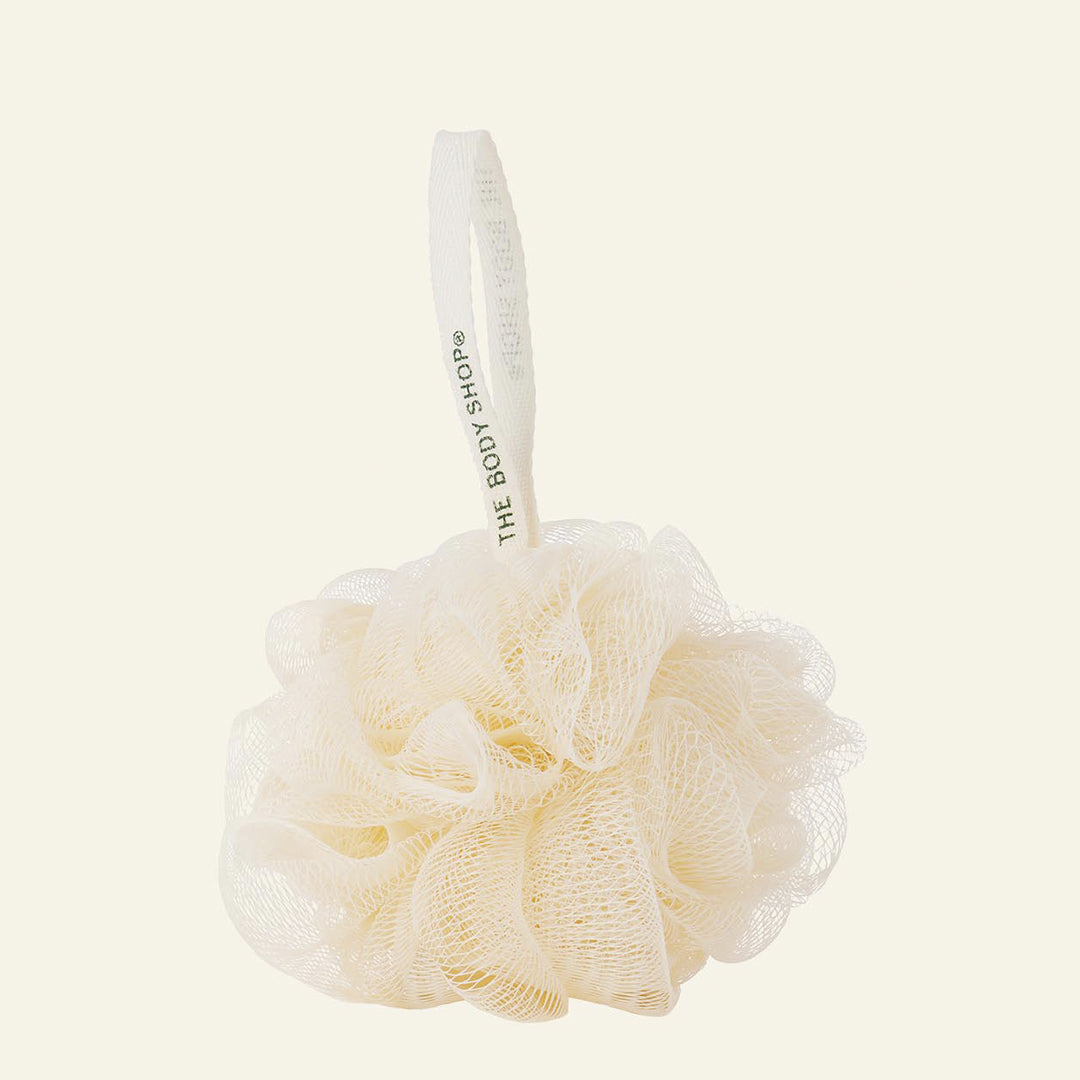 Esponja de baño ultra fina en crema, de alta calidad, que produce abundante espuma y exfolia suavemente la piel, fabricada con un 15% de material reciclado y disponible en varios colores