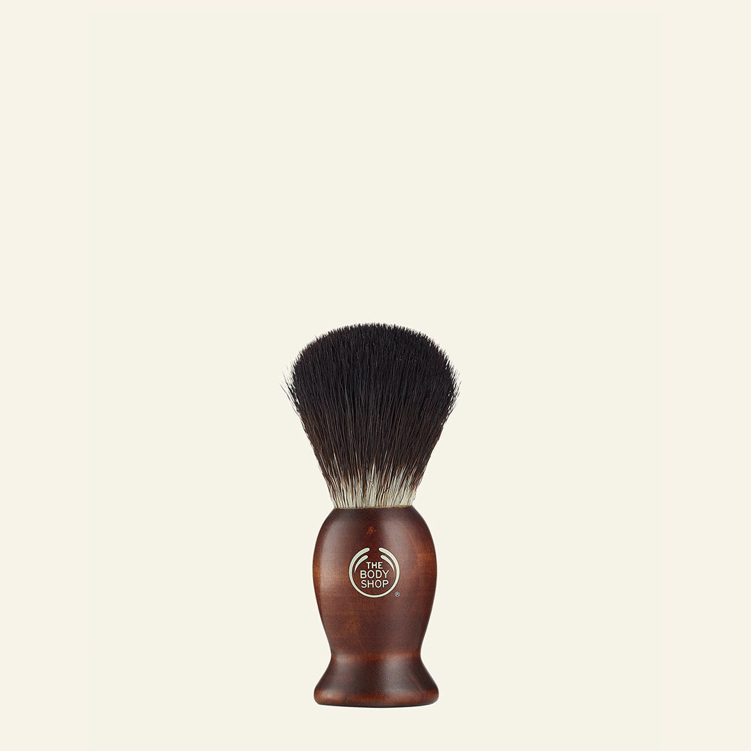Brocha de afeitar de madera con pelo sintético, diseñada para generar más espuma y ofrecer un afeitado suave, cómoda y sostenible, ideal para cuidar la piel y el medio ambiente