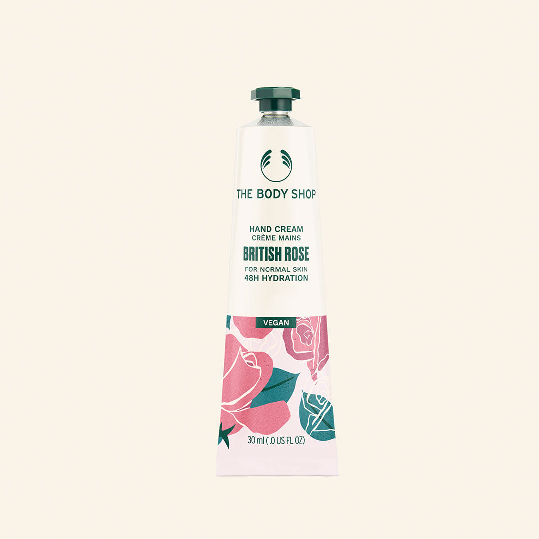 Crema de manos vegana British Rose 30 ml en envase reciclado, con extracto de rosas y manteca de karité, hidratación 48 horas, textura rápida y no grasa, fragancia floral, ideal para cuidado diario de manos, uñas y cutículas