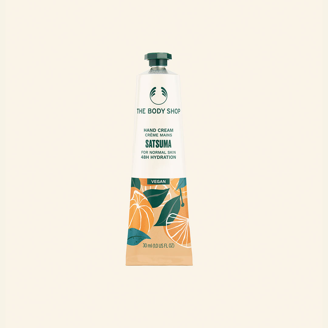 Imagen de una crema de manos Satsuma de 30 ml con textura ligera, aroma cítrico a mandarina, en envase pequeño y portátil, diseñada para hidratar, nutrir y proteger las manos, uñas y cutículas durante 48 horas con ingredientes naturales de Argentina y Ghana
