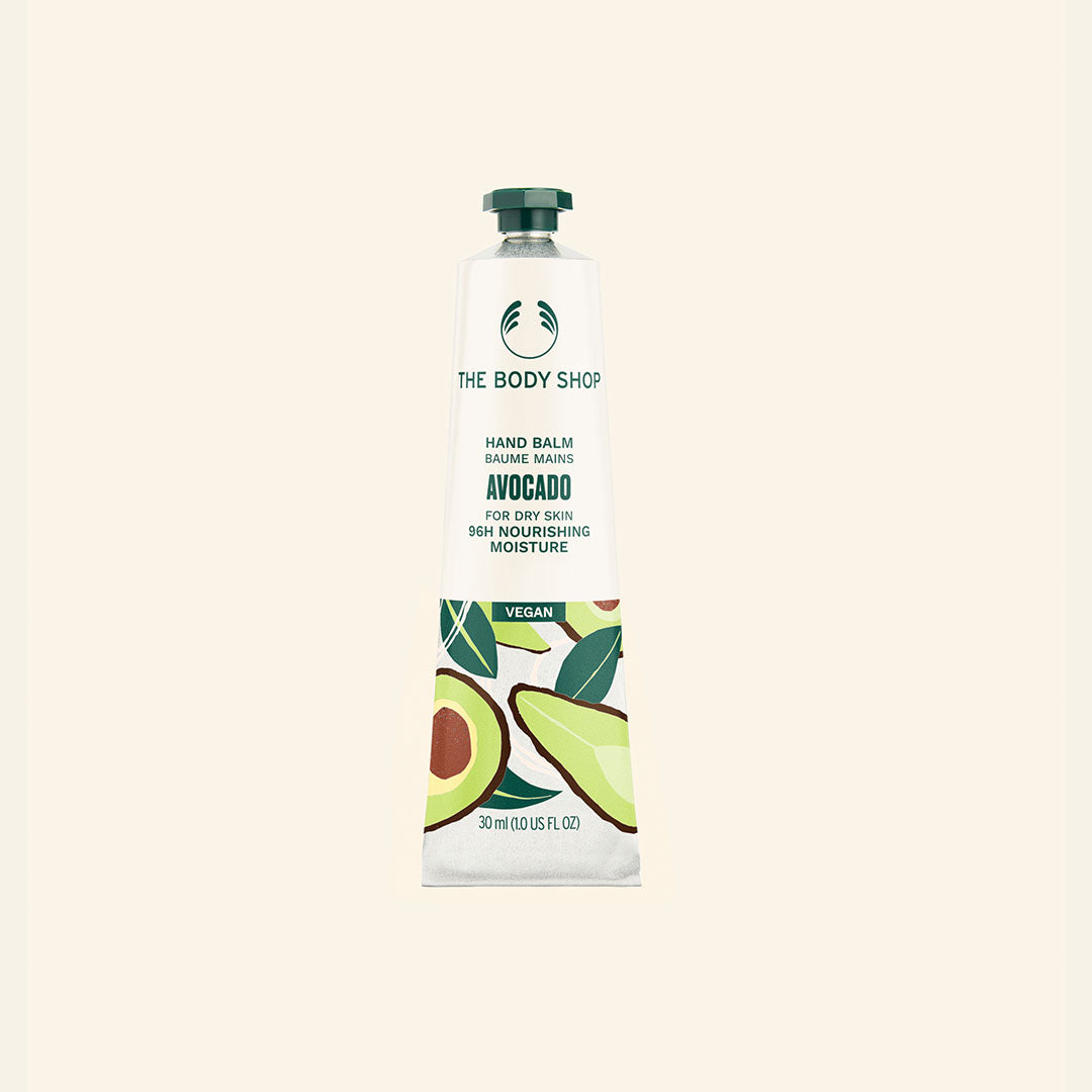 Imagen que muestra un tubo de 30 ml de Crema de Manos de Aguacate, con textura densa y enriquecida, diseñada para hidratar y proteger manos secas y muy secas, con ingredientes naturales como aceite de aguacate Hass sostenible de Sudáfrica y manteca de karité de Comercio Justo, que se absorbe rápidamente y deja un aroma vegetal y cremoso