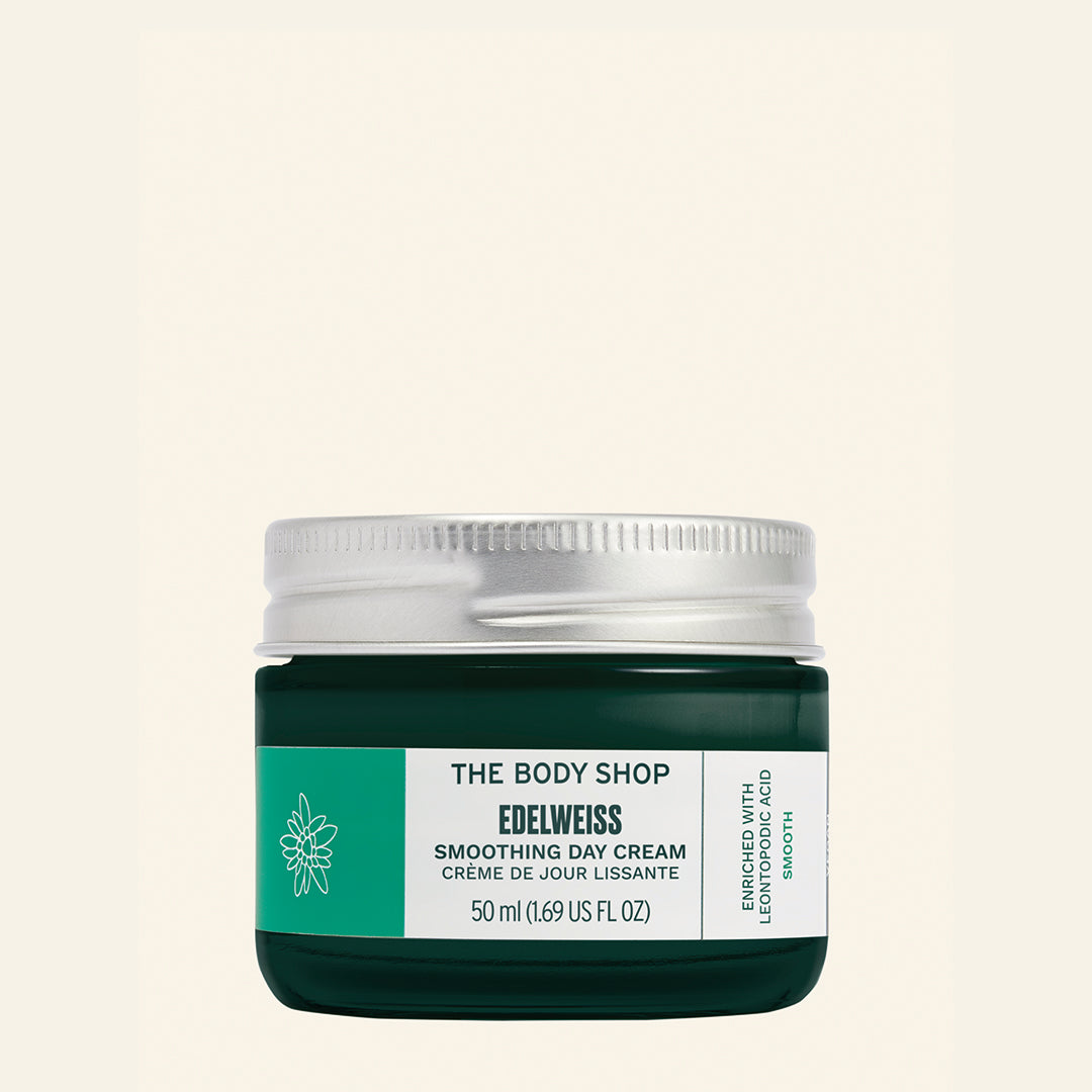 Imagen de la Crema Facial de Día Edelweiss en un frasco de vidrio reciclado, mostrando su textura cremosa y ligera, diseñada para hidratar, suavizar líneas de expresión y proteger la piel con ingredientes naturales y concentración mejorada de edelweiss, adecuada para todo tipo de piel y certificada por The Vegan Society