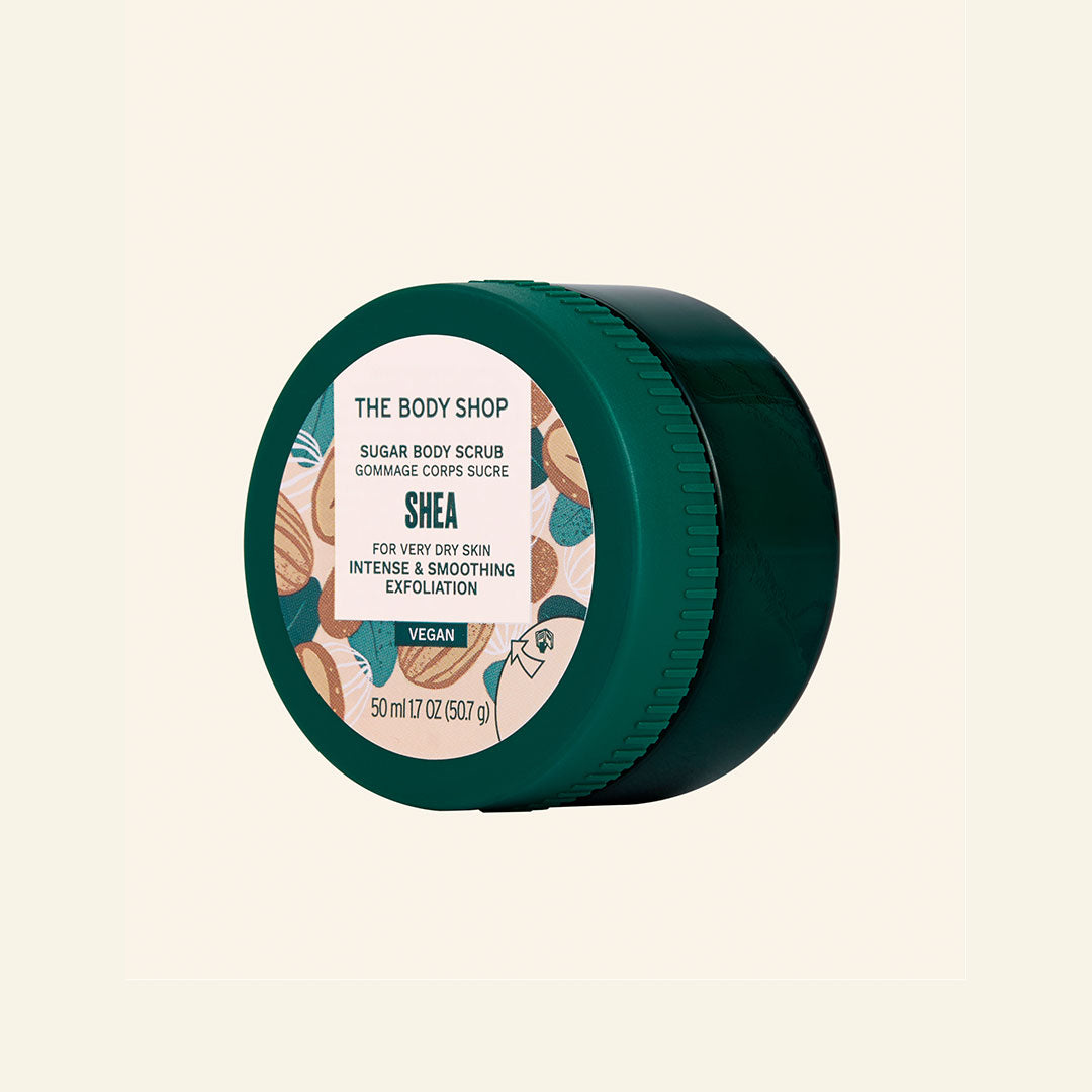 Imagen del Exfoliante Corporal de Karité de 50 ml, un producto natural con ingredientes de comercio justo, que muestra su envase hecho de plástico reciclado, ideal para piel muy seca, con textura de azúcar y una fragancia sutil a nuez, diseñado para dejar la piel suave, hidratada y radiante