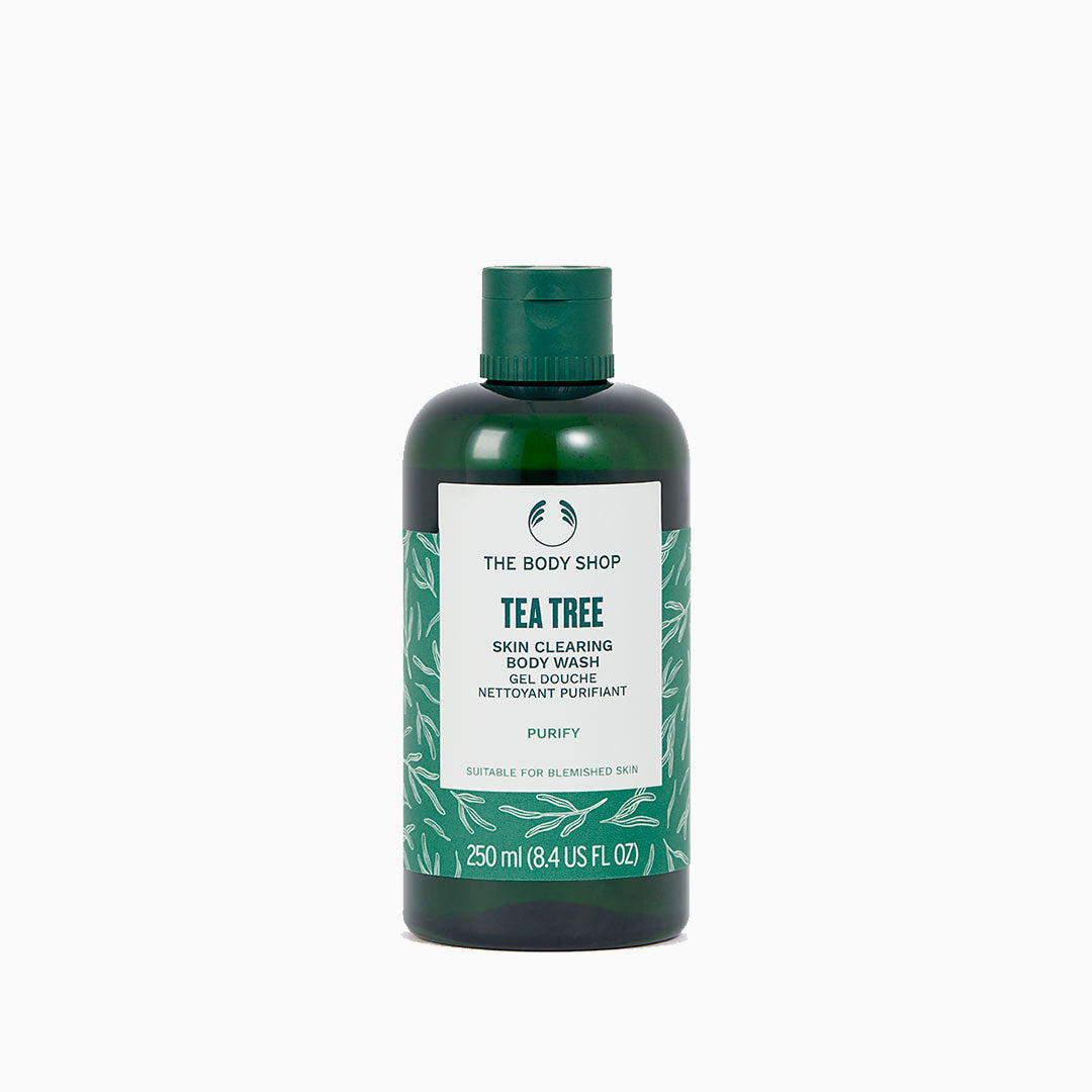 Gel de ducha sin jabón con aceite de árbol de té del Comercio Justo en Kenia, muestra una botella transparente y fresca con etiqueta verde y blanca