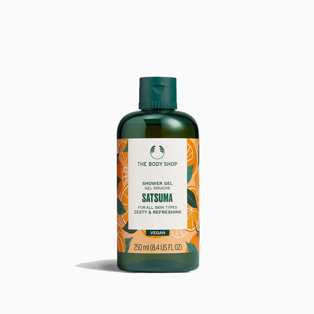 Imagen de un gel de ducha de Satsuma con aroma cítrico, elaborado con ingredientes naturales, incluyendo extracto de mandarina y aloe vera, en un envase reciclado y vegano, ideal para una limpieza suave y refrescante de la piel