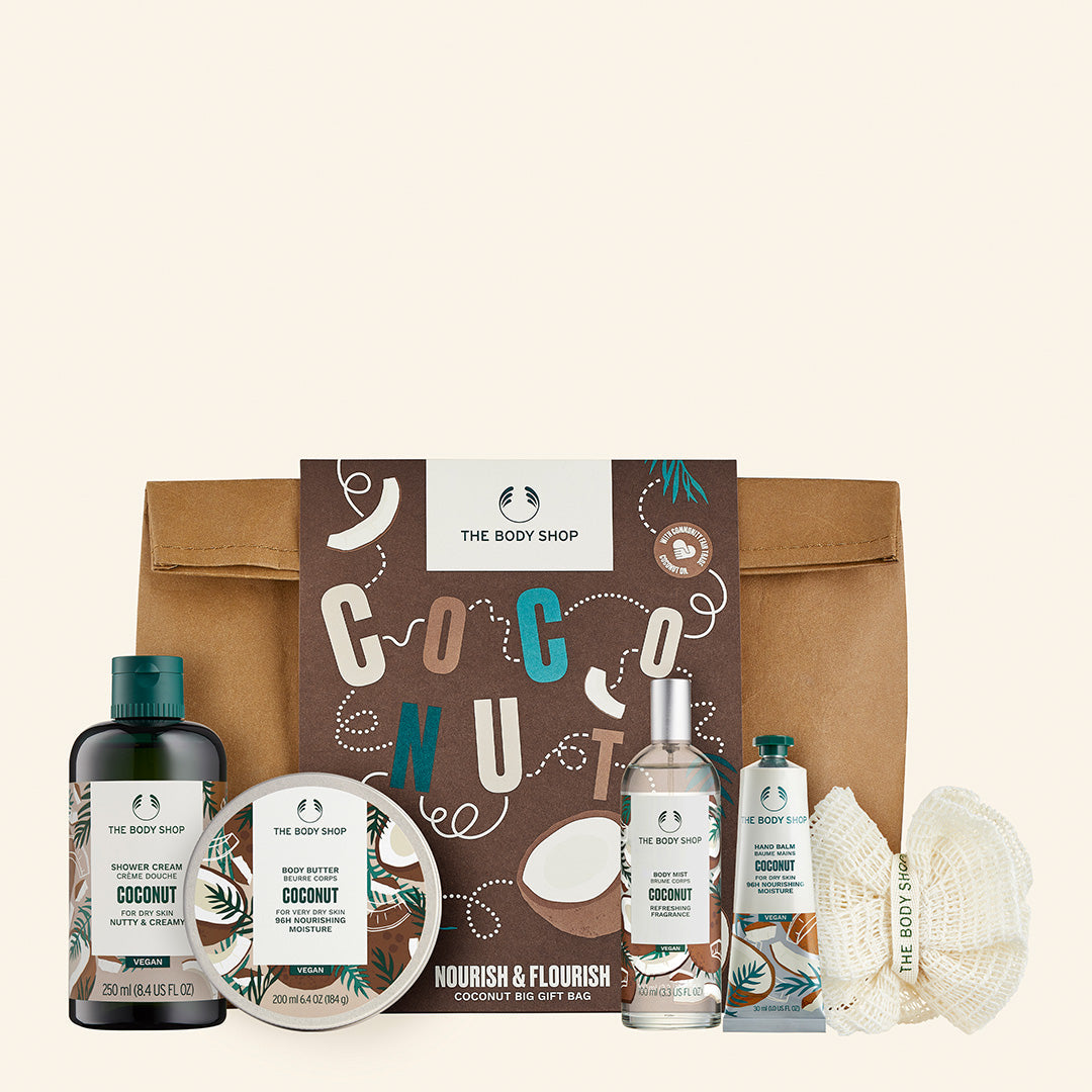 Imagen del Regalo mediano de Coco Lather & Slather que incluye gel cremoso de ducha, manteca corporal, bruma corporal, crema de manos y borla de baño con ingredientes de coco virgen orgánico y manteca de karité, ideal para hidratar y perfumar la piel de forma natural y delicada