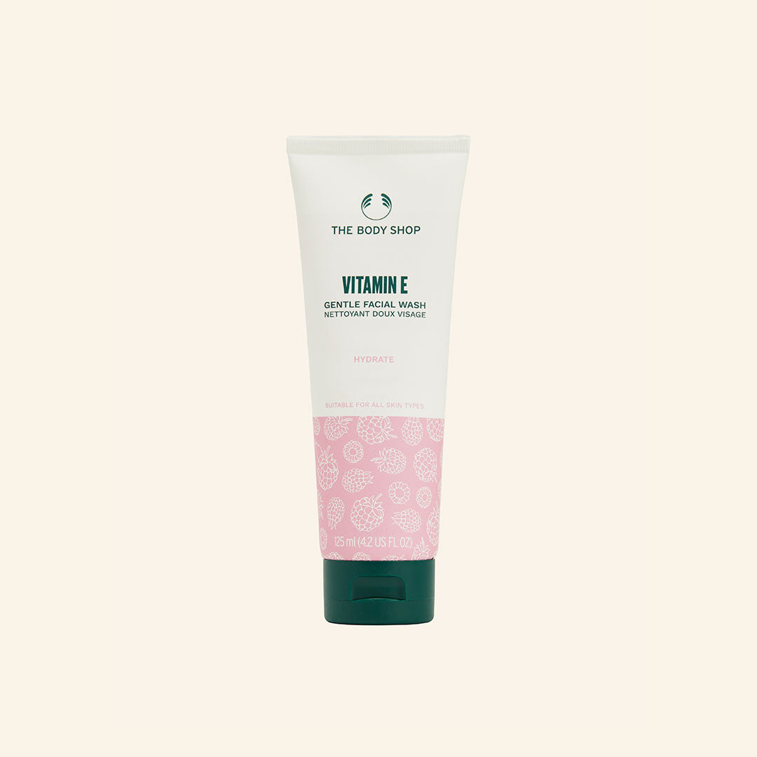 Imagen del Limpiador Facial Suave Vitamina E de 125 ml, con espuma y textura cremosa, diseñado para limpiar, hidratar y proteger la piel del rostro y cuello, enriquecido con Vitamina E, germen de trigo, y otros ingredientes suaves, ideal para una rutina facial diaria que deja la piel fresca, suave y protegida