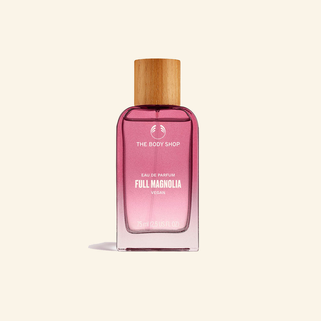 Imagen de un frasco de Perfume Full Magnolia, un perfume unisex con notas florales, afrutadas y luminosas que destaca por su aceite esencial de magnolia natural, ingredientes de origen natural, envase reciclado, y diseñado para capturar la esencia completa de la flor de magnolia en un aroma fresco y elegante