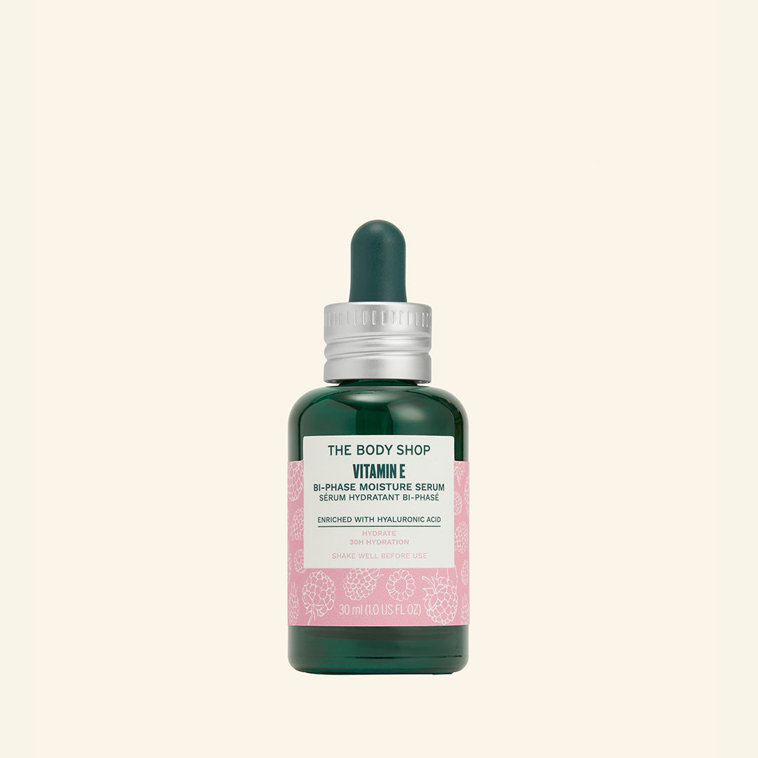 Imagen del Sérum Bifásico Vitamin E, una solución hidratante natural con ácido hialurónico y aceite de semilla de frambuesa en una botella de vidrio reciclado