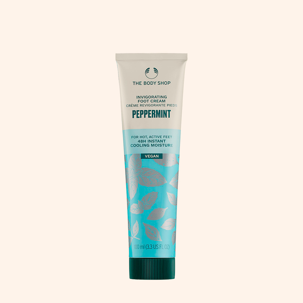 Crema intensiva de menta para pies en 100 ml, con aceite esencial de menta inglesa, diseñada para aliviar y refrescar pies secos y duraznos, ideal para aplicar por la noche en tobillos y durezas