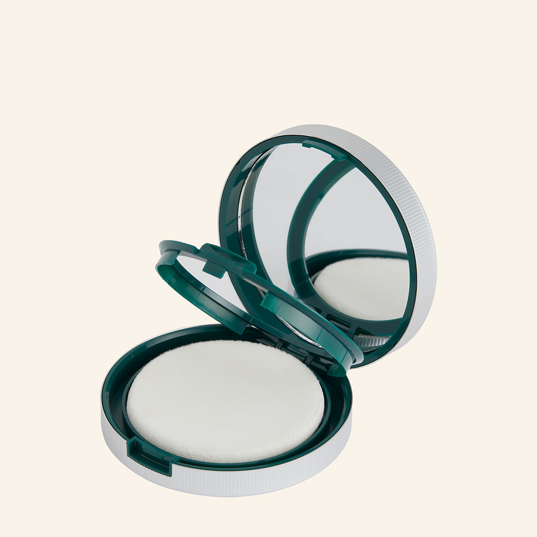 Estuche reutilizable para base facial compacta Tea Tree, hecho de aluminio reciclable con espejo integrado y diseño sostenible