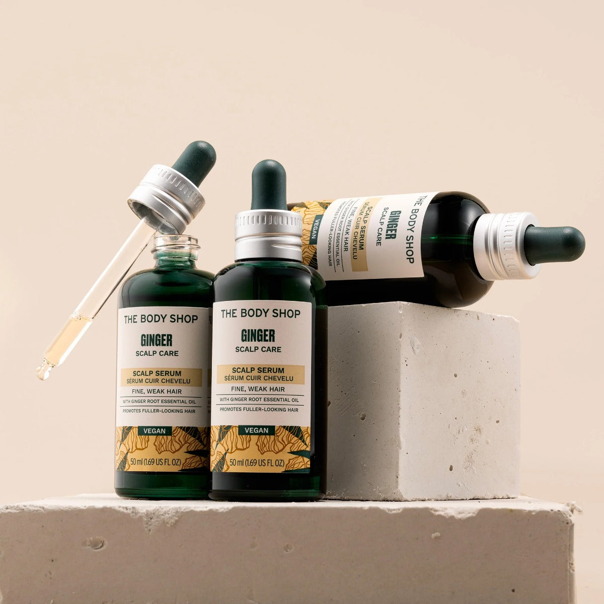 Imagen que muestra la textura ligera y de rápida absorción del sérum enriquecido con ingredientes naturales