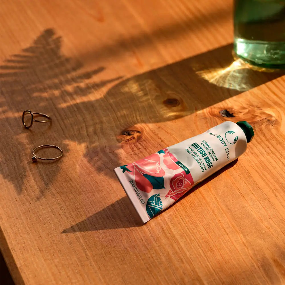 Crema de Manos British Rose 100 ml, a luxurious hand cream with the delicate scent of British roses, in a convenient 100 ml size