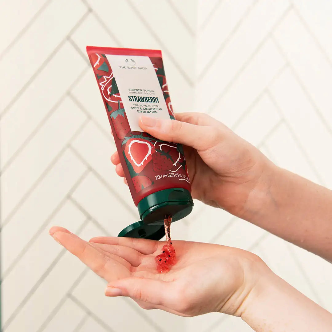 Crema exfoliante corporal de fresa que deja la piel suave y renovada