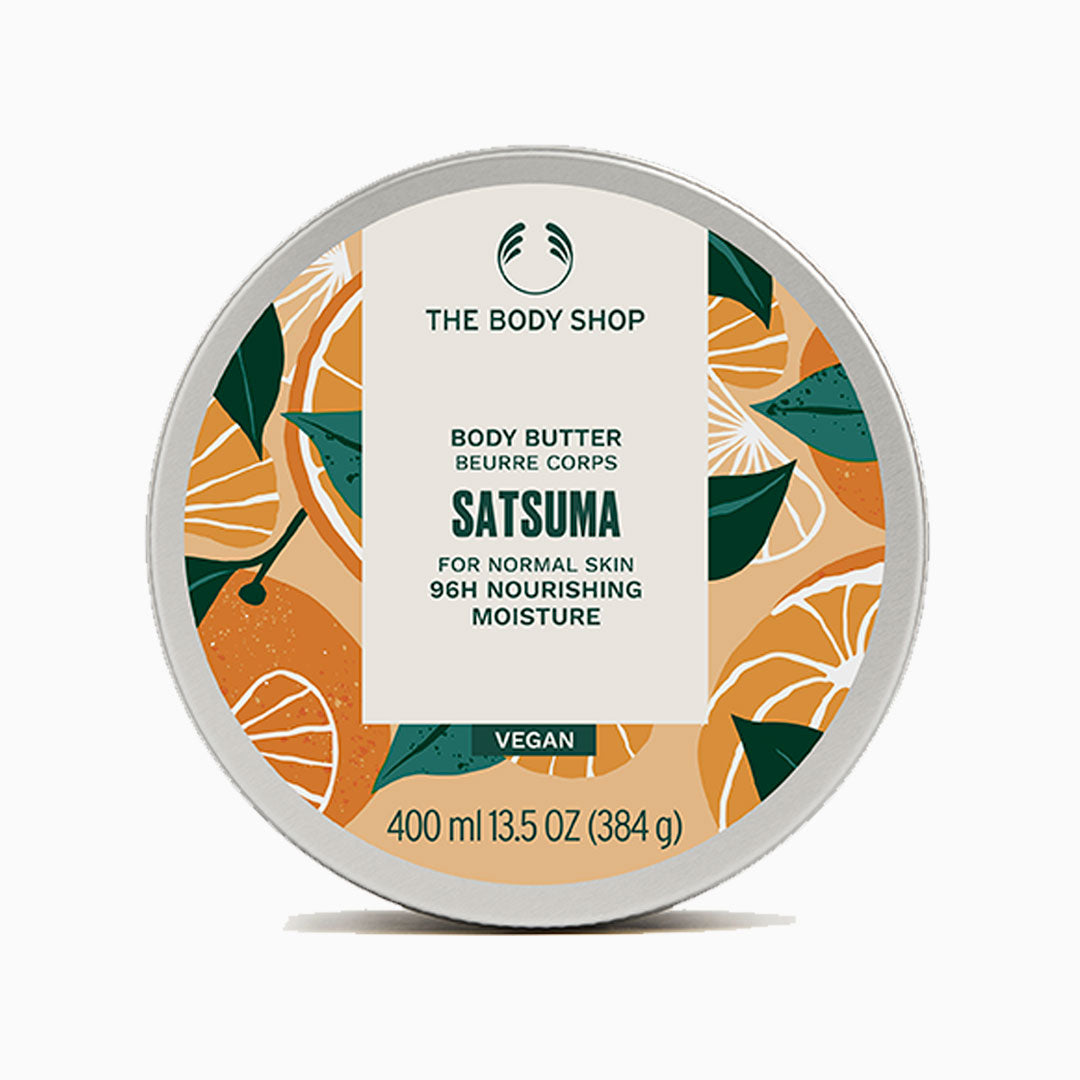 Mujer aplicando suavemente la manteca corporal Satsuma en brazos, destacando su hidratación y nutrición profunda