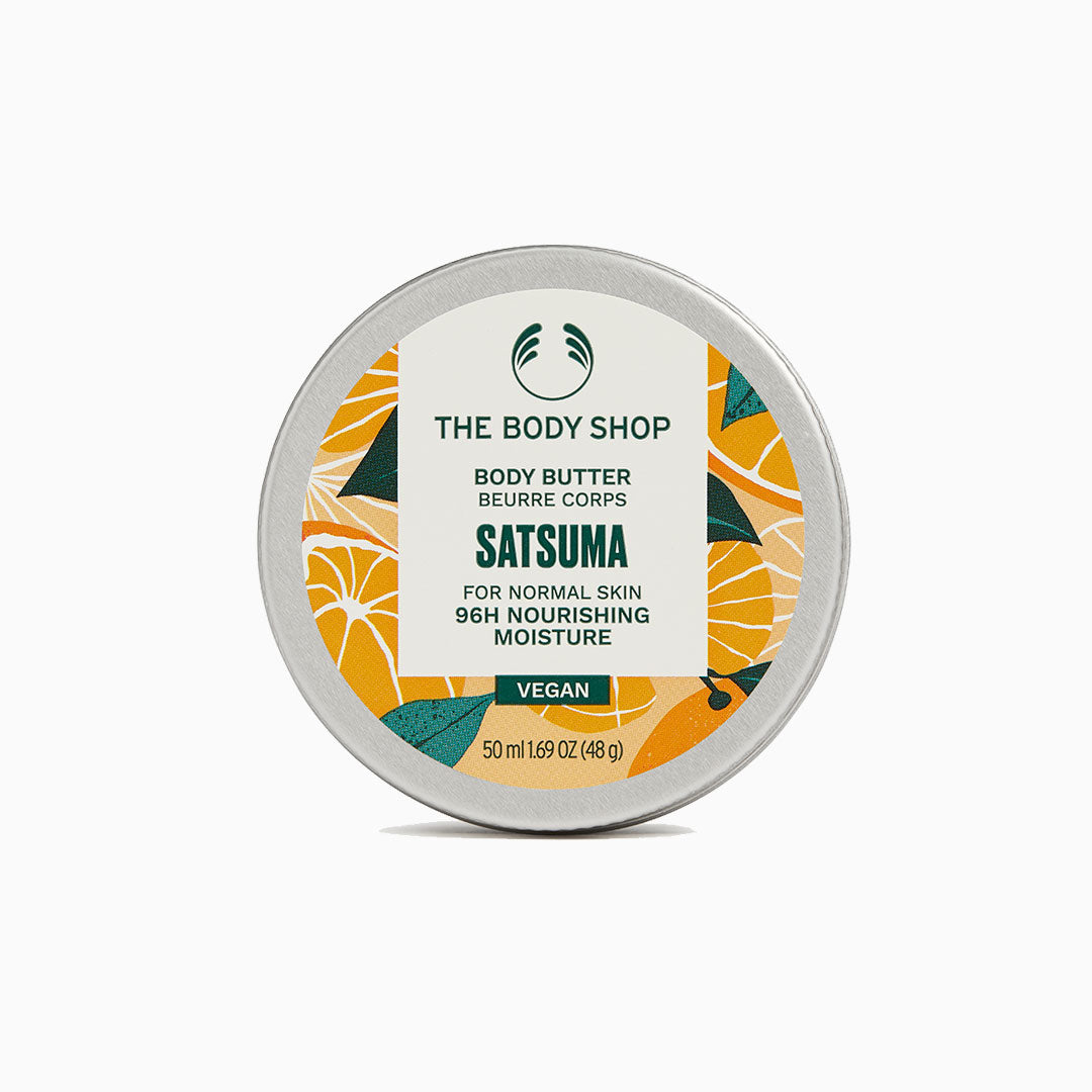 Primer plano de ingredientes naturales como manteca de karité, aceite de satsuma y semillas de sésamo en un fondo natural