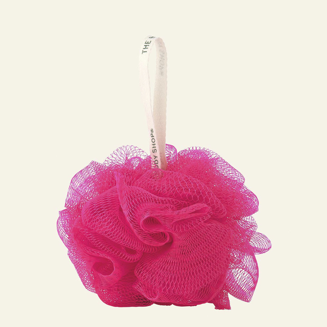 Esponja de baño ultra fina rosa con 15% de material reciclado, ideal para exfoliar y generar más espuma durante la limpieza corporal