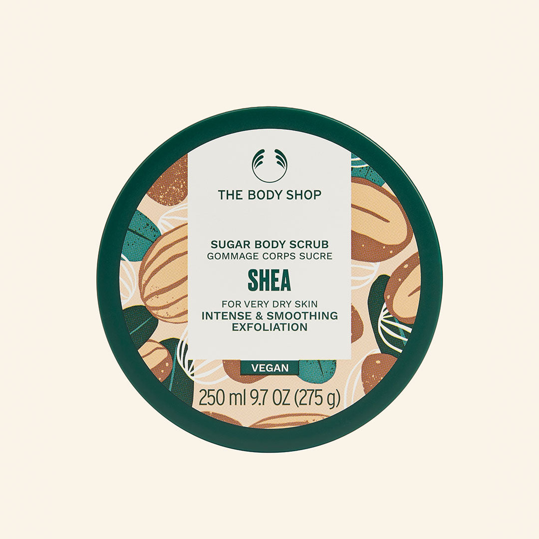 Imagen del exfoliante corporal de Karité de 240 ml, con textura de azúcar y envase reciclado, diseñado para eliminar células muertas, dejar la piel suave, hidratada y radiante, aroma a nuez y elaborado con ingredientes naturales y manteca de karité de Comercio Justo de Ghana