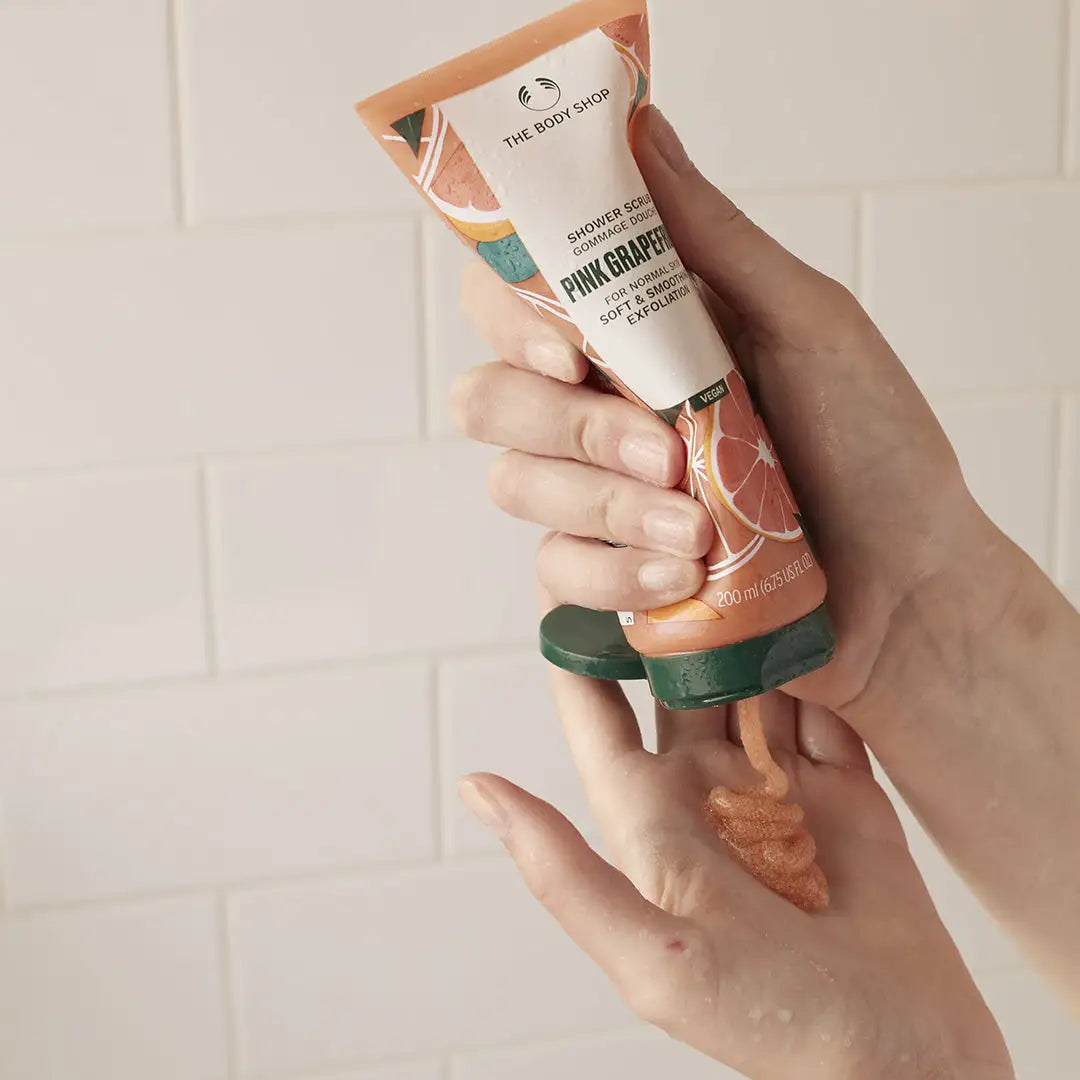 Producto de belleza con exfoliante corporal de toronja rosa para una piel suave y radiante