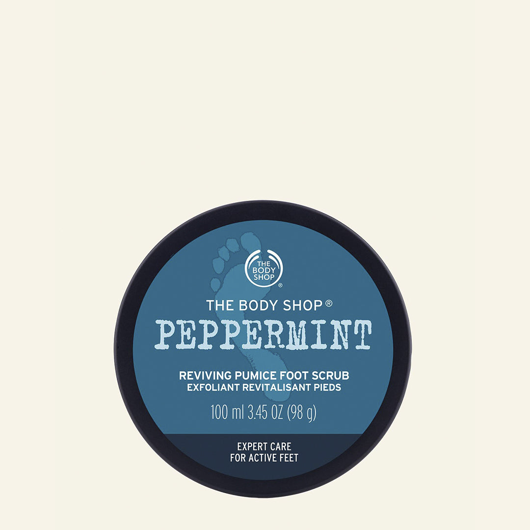 Exfoliante calmante para pies con piedra pómez y aceite esencial de menta que revitaliza, suaviza y deja una sensación fresca y sedosa en los pies activos