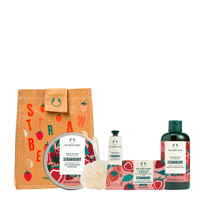 Conjunto de productos de cuidado personal y baño con aroma a fresa, incluyendo body butter, crema de manos, jabón en barra, gel de ducha y borla de baño, todo en una presentación atractiva y fresca